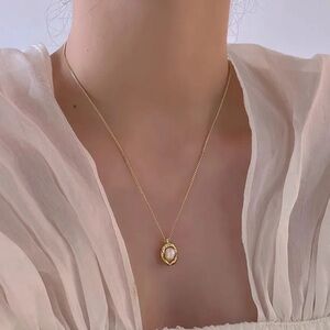 ✨ Gold-Tone Oval Pendant Necklace – Pearl-Inspired Center